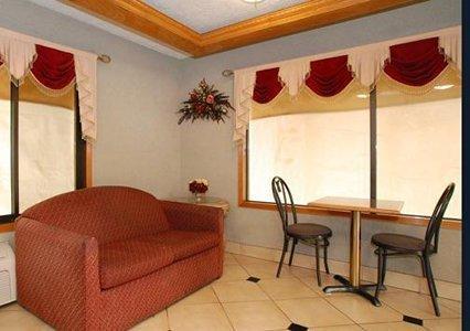 Econo Lodge Seymour Bagian luar foto