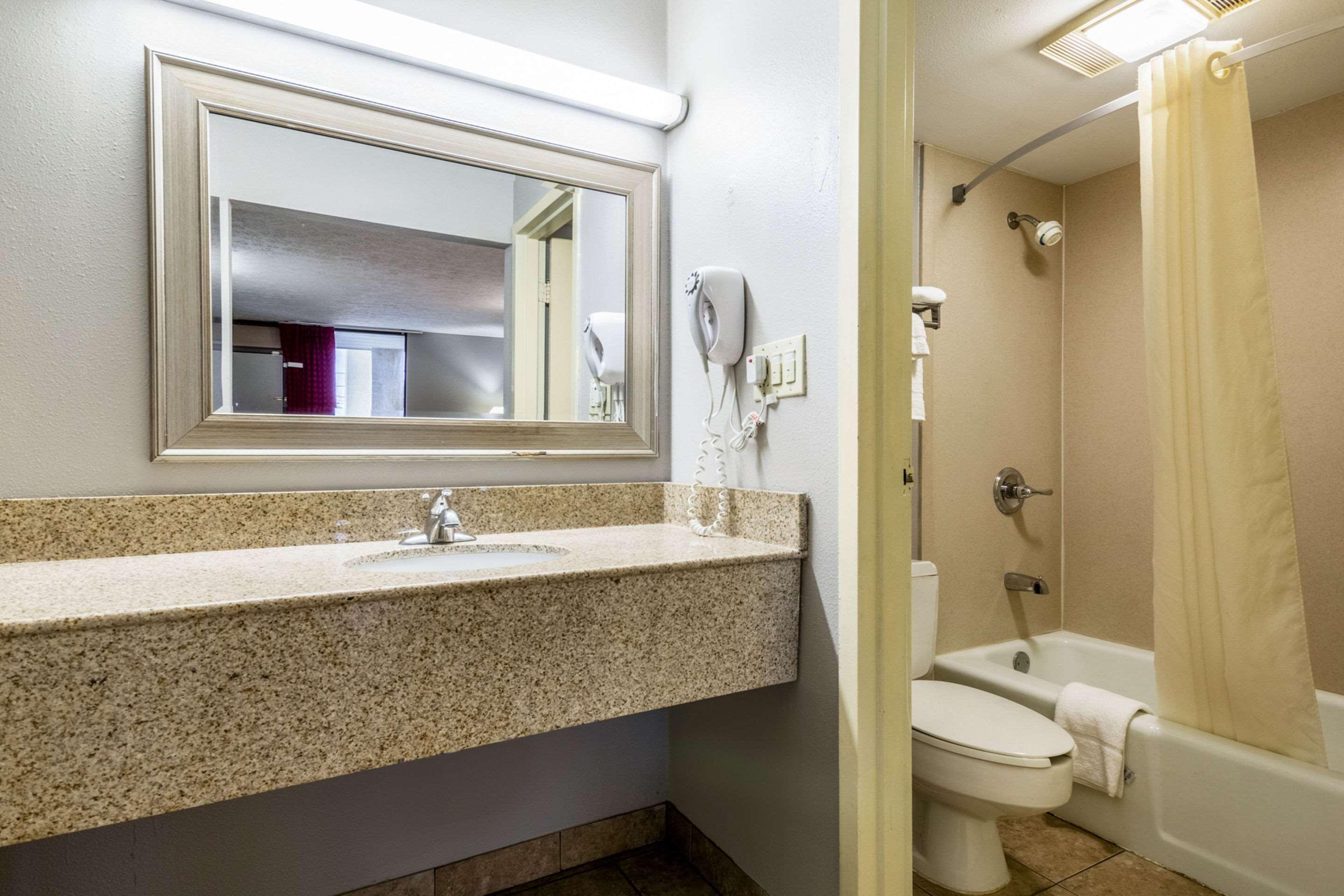 Econo Lodge Seymour Bagian luar foto