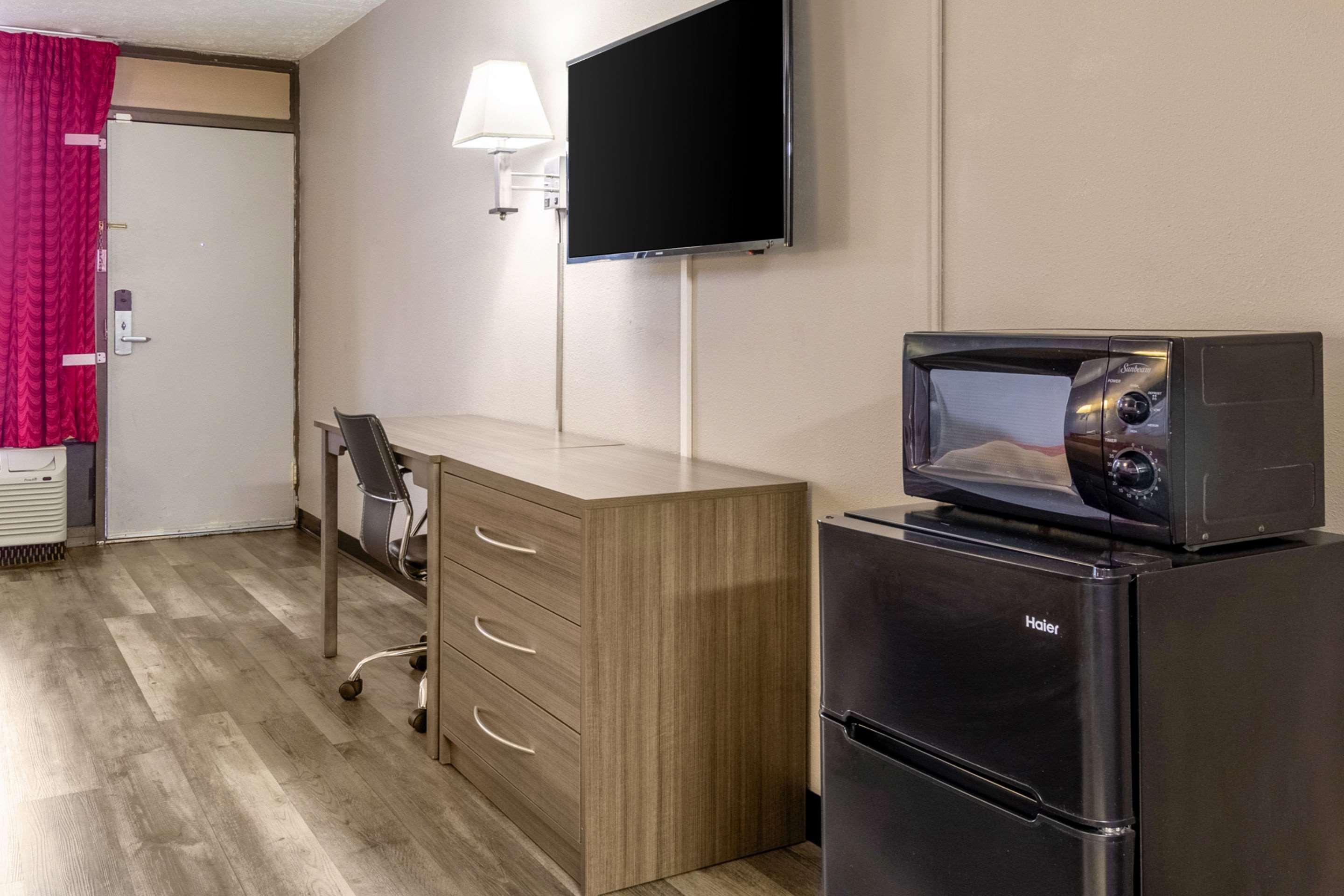 Econo Lodge Seymour Bagian luar foto