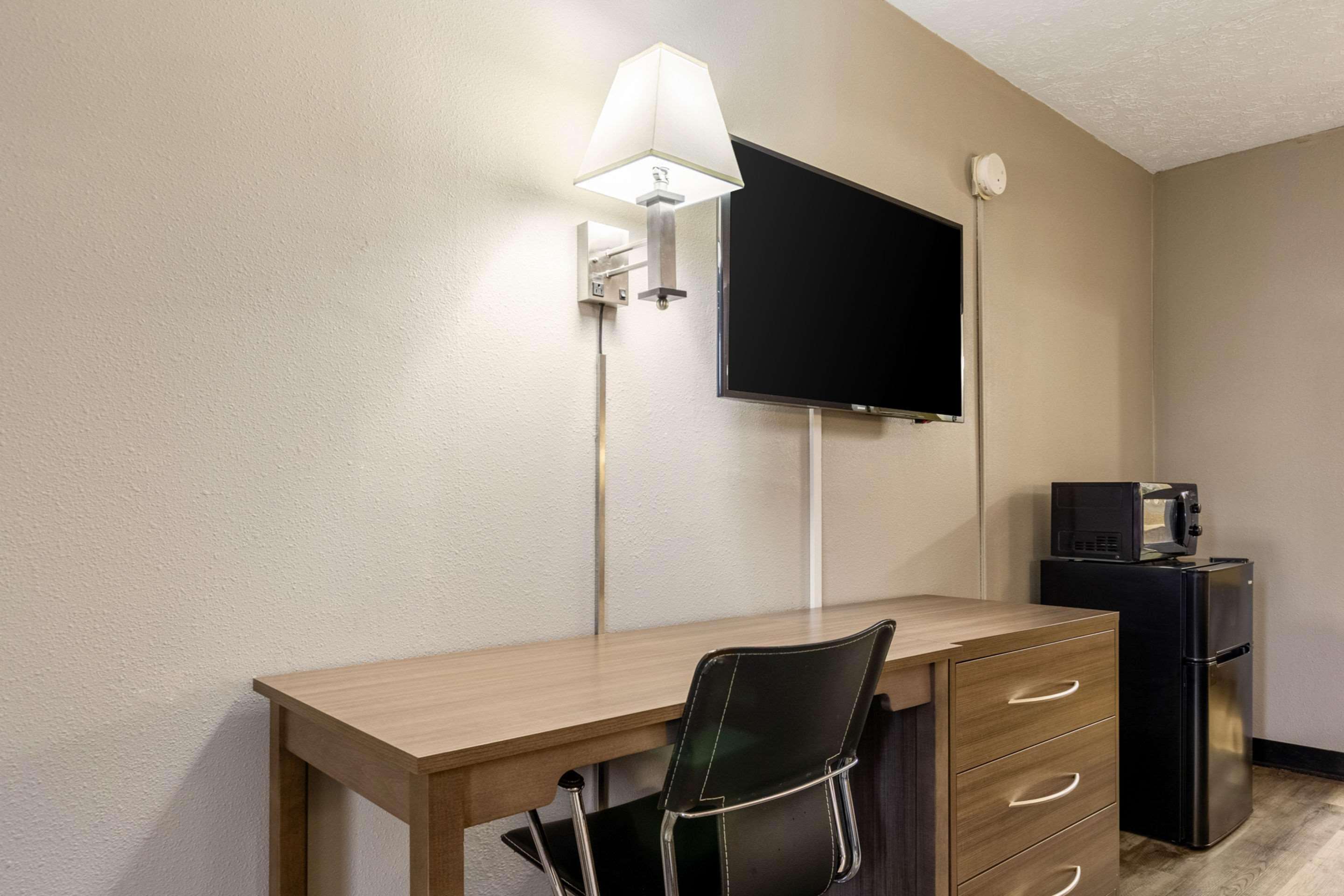 Econo Lodge Seymour Bagian luar foto