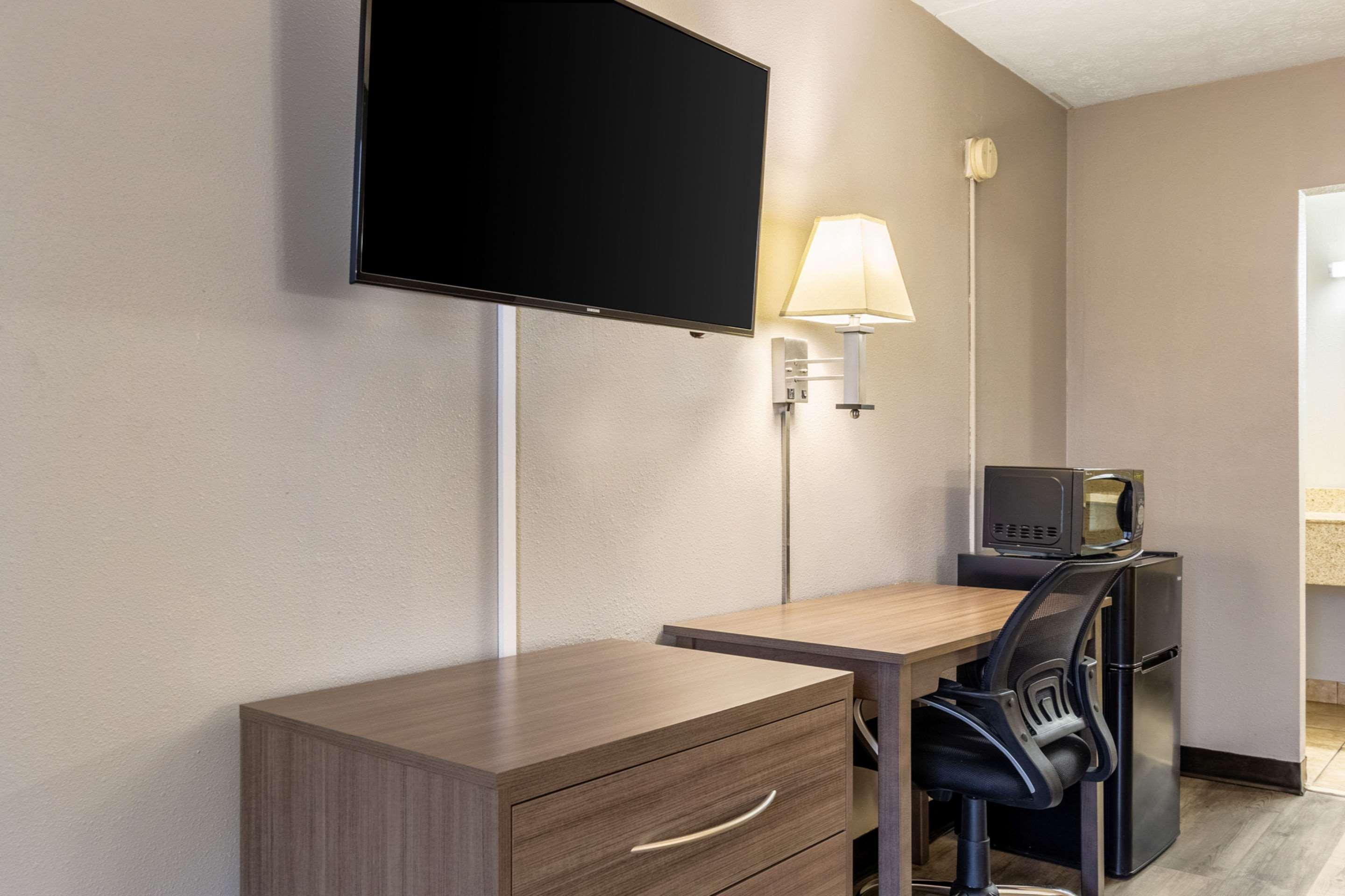 Econo Lodge Seymour Bagian luar foto