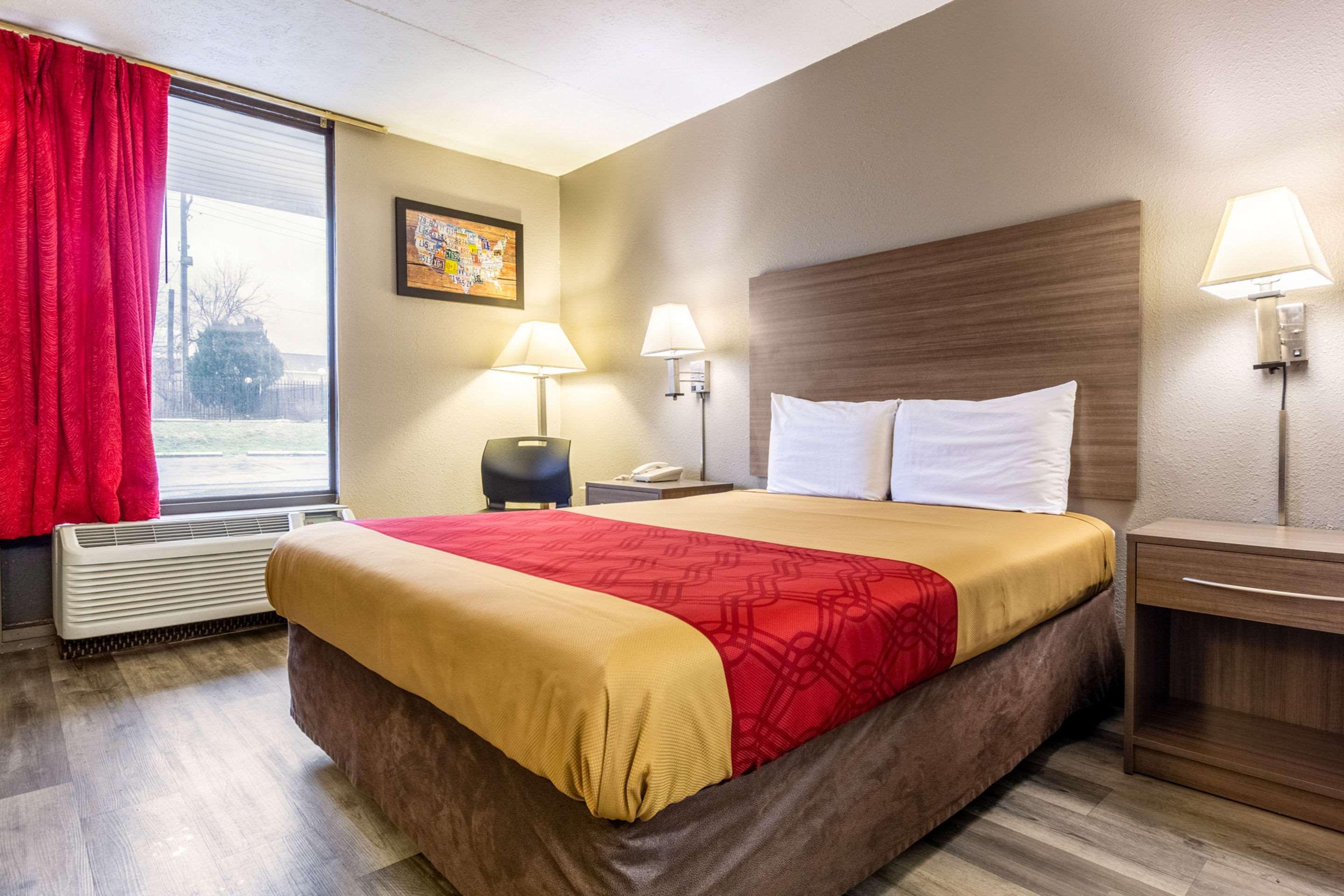 Econo Lodge Seymour Bagian luar foto