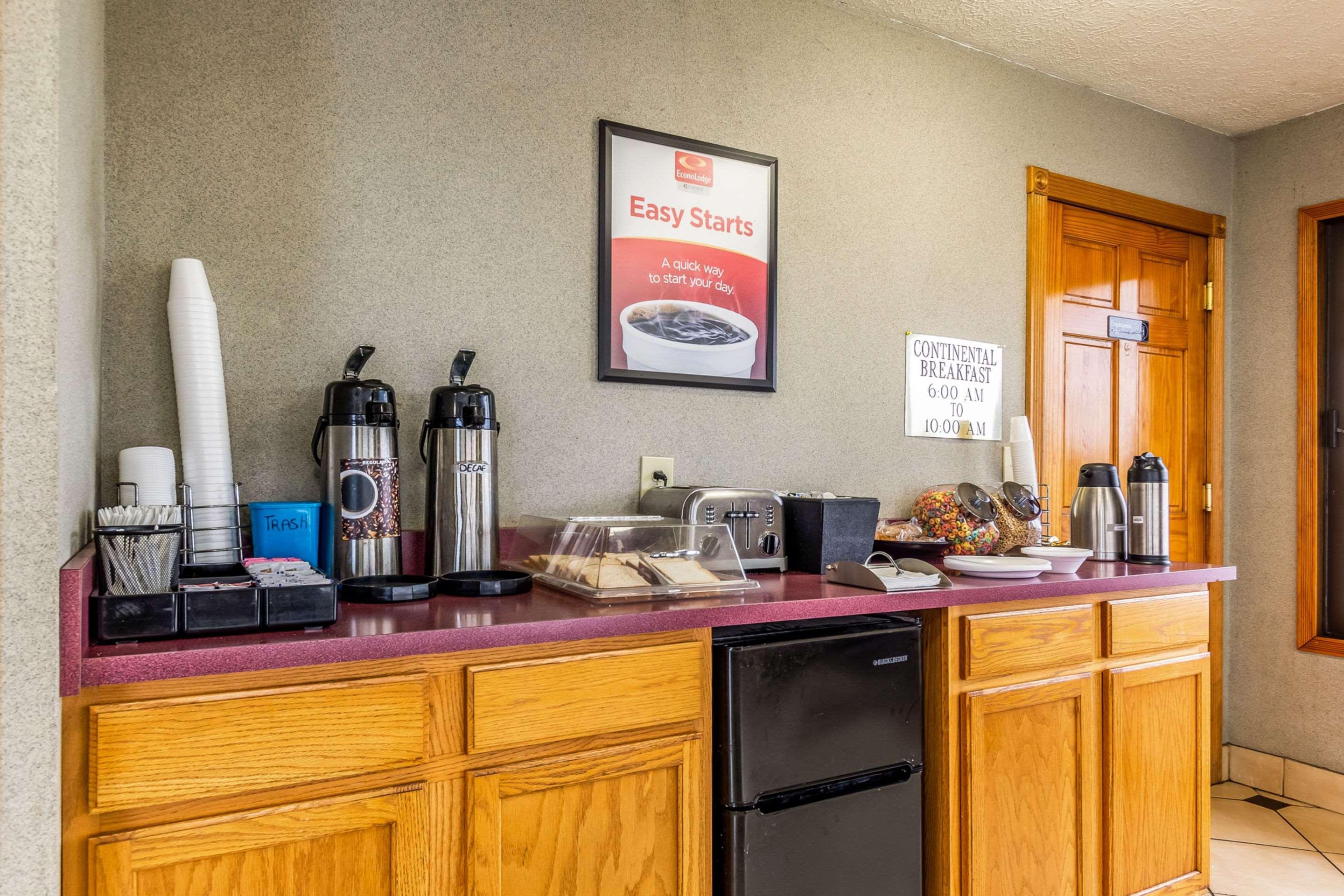 Econo Lodge Seymour Bagian luar foto