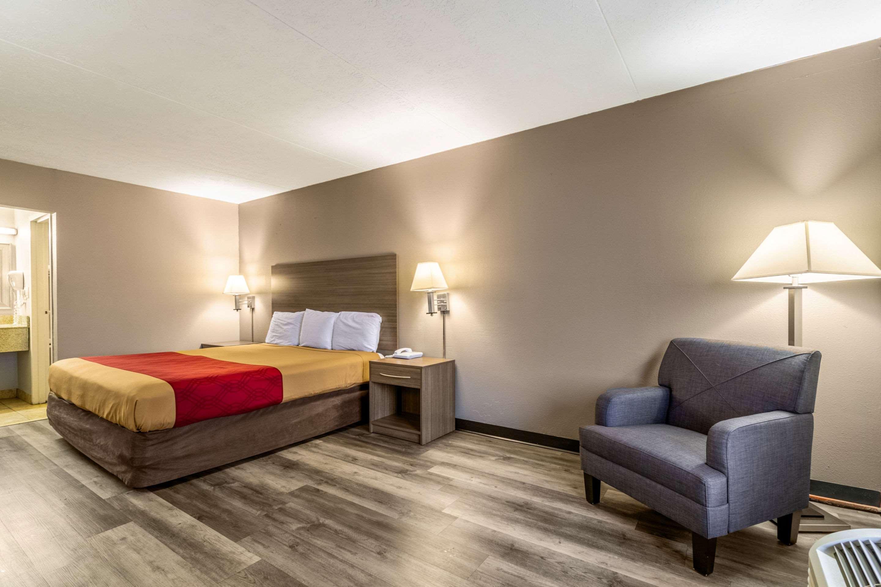 Econo Lodge Seymour Bagian luar foto