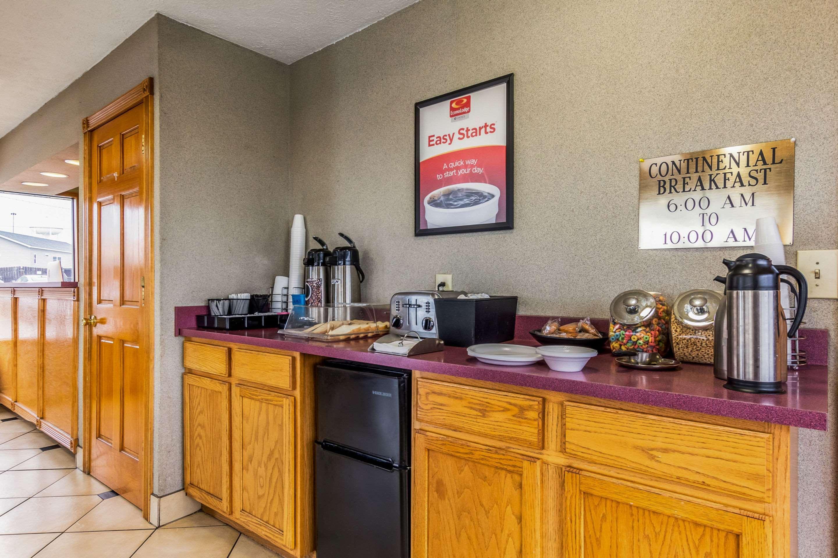 Econo Lodge Seymour Bagian luar foto