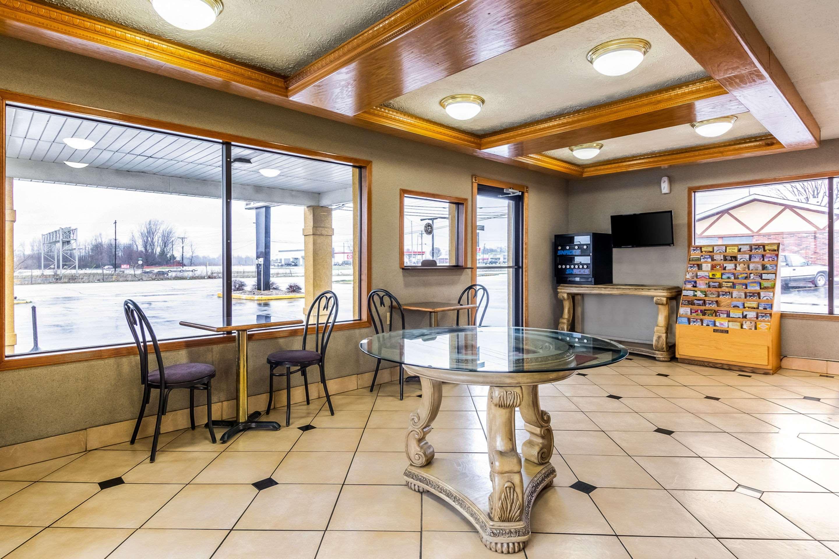 Econo Lodge Seymour Bagian luar foto