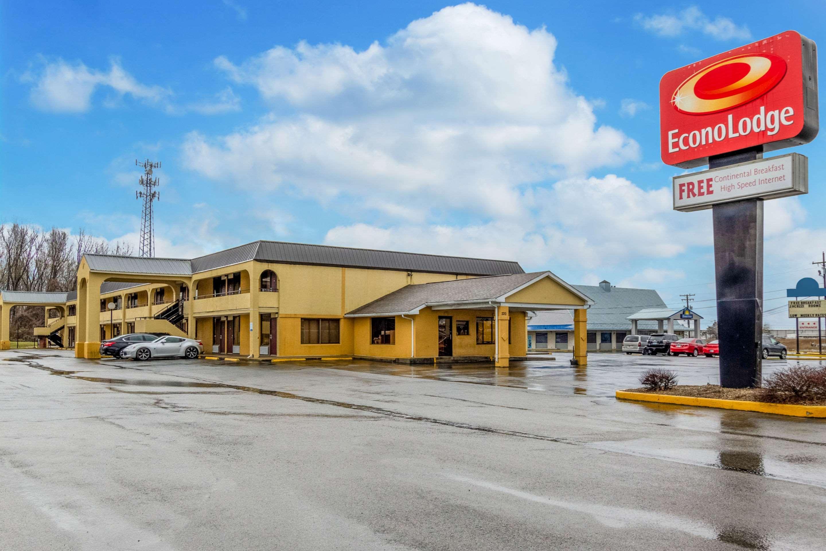 Econo Lodge Seymour Bagian luar foto