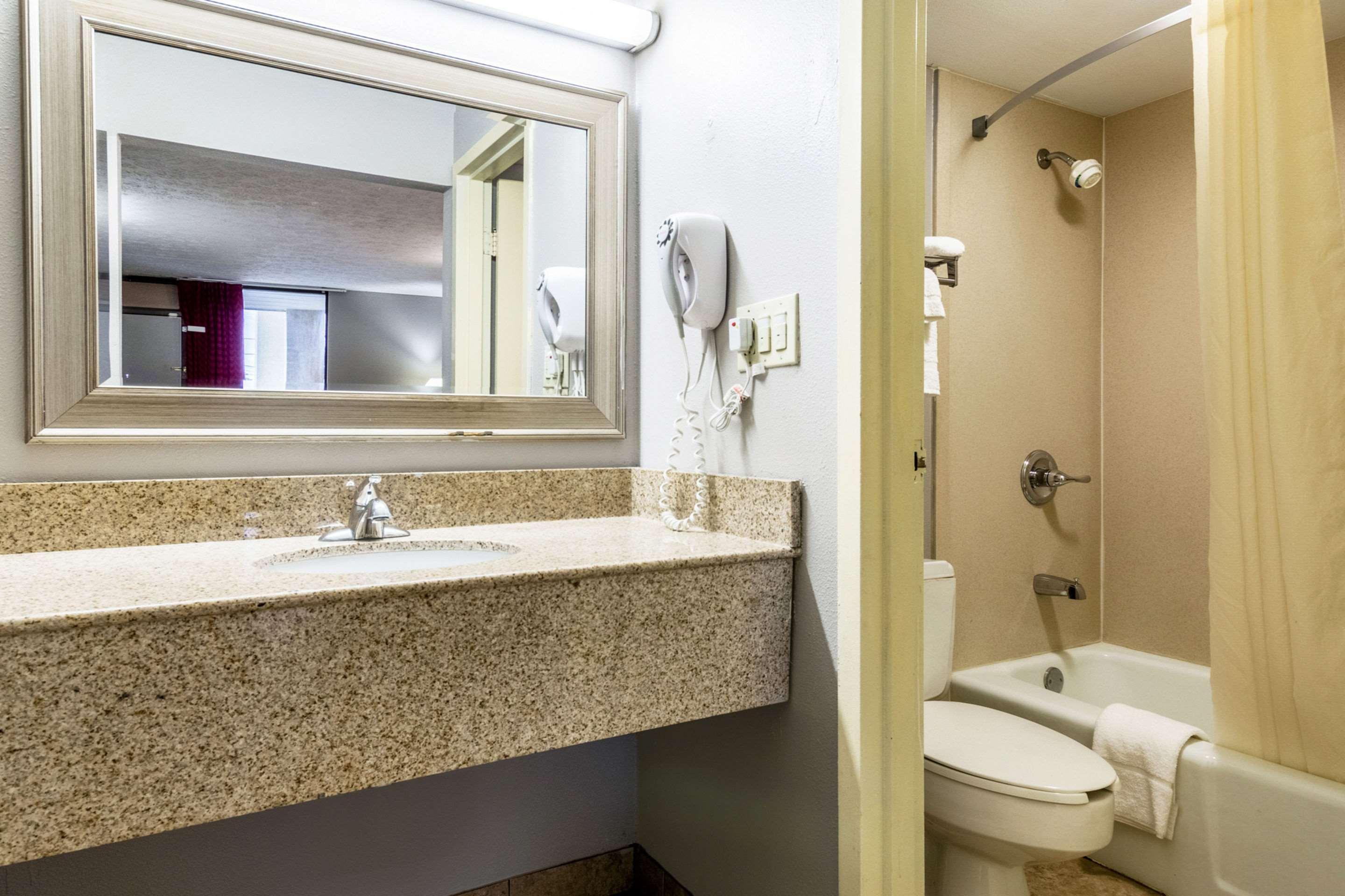 Econo Lodge Seymour Bagian luar foto