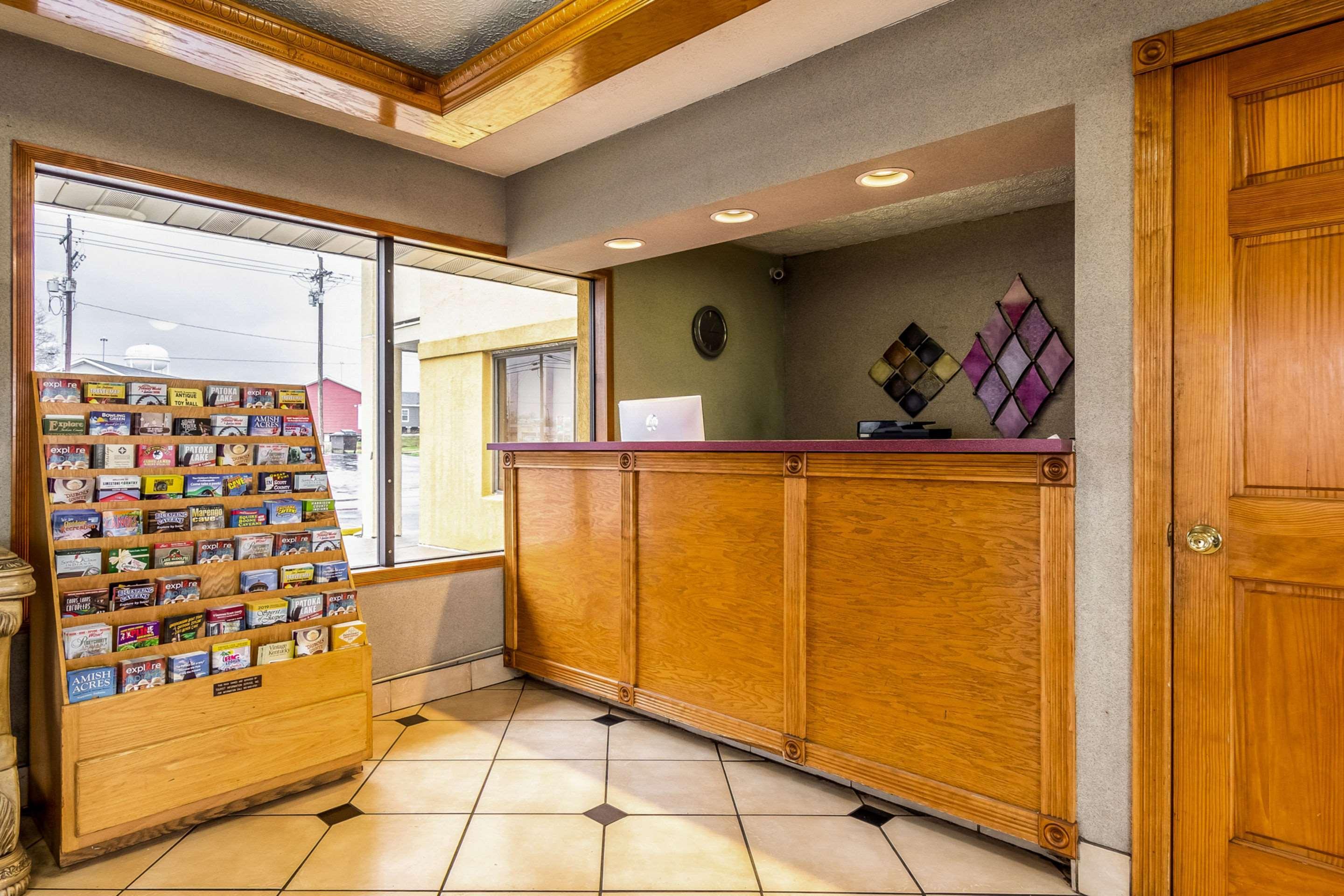 Econo Lodge Seymour Bagian luar foto