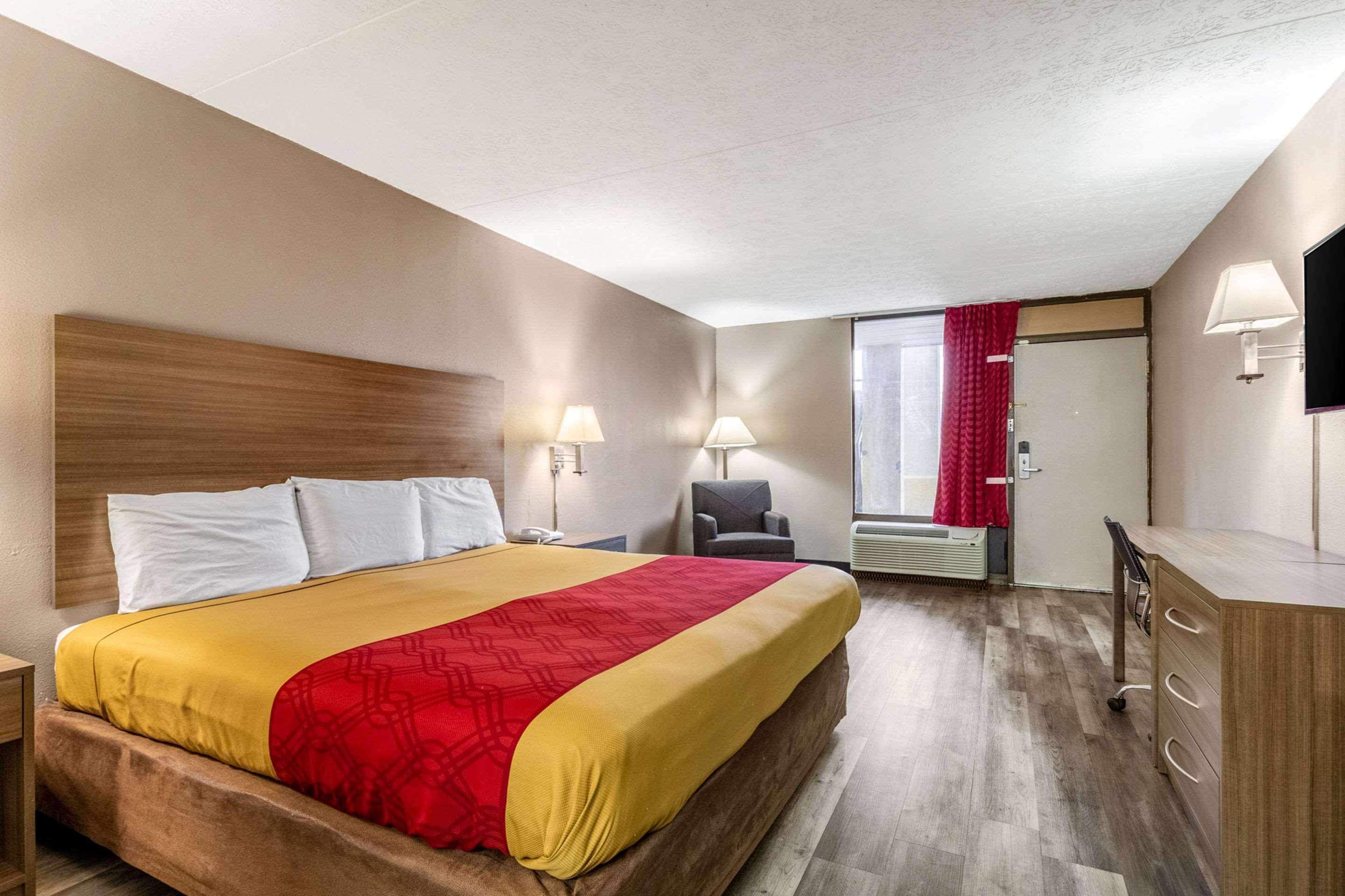 Econo Lodge Seymour Bagian luar foto