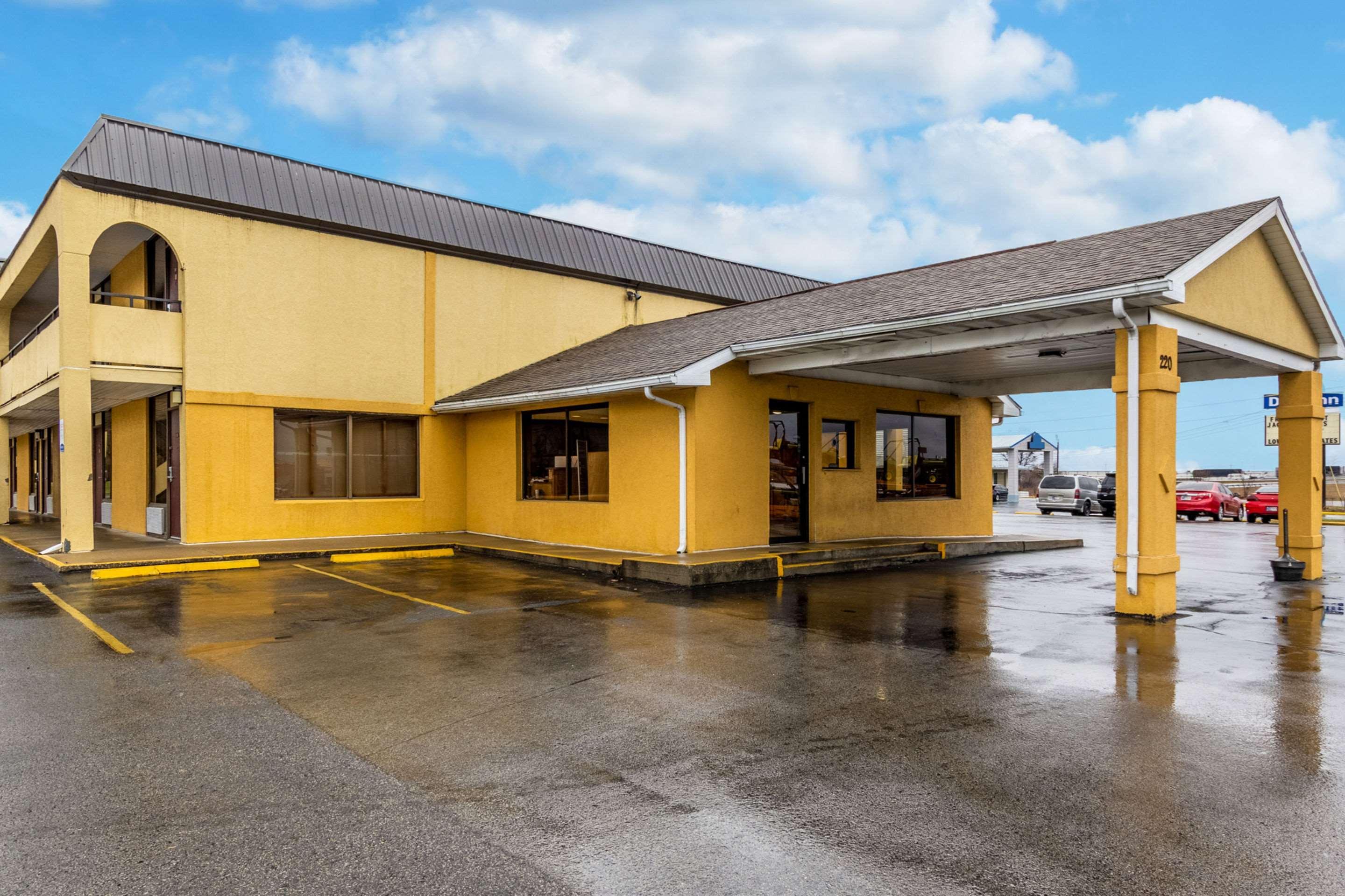 Econo Lodge Seymour Bagian luar foto