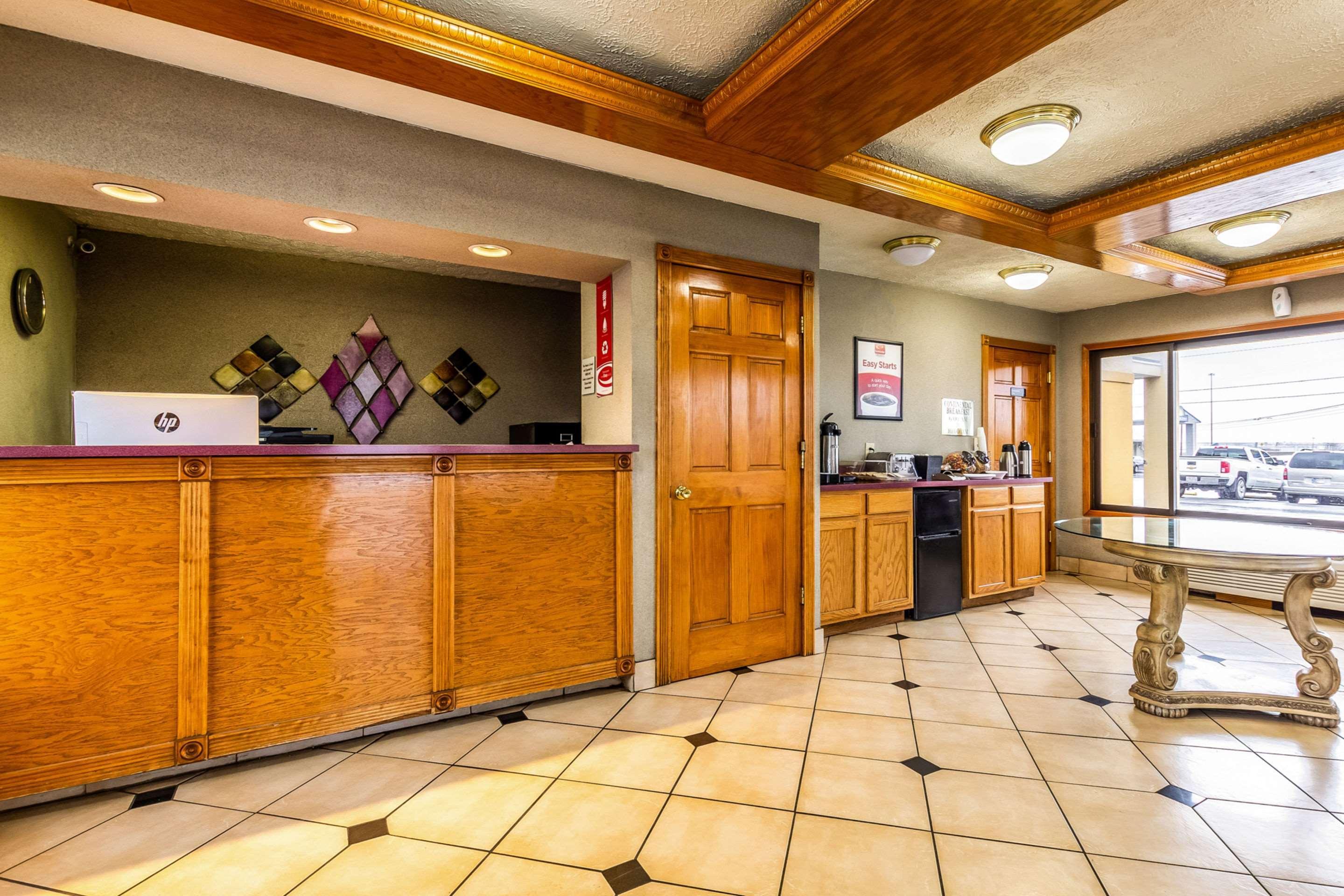 Econo Lodge Seymour Bagian luar foto