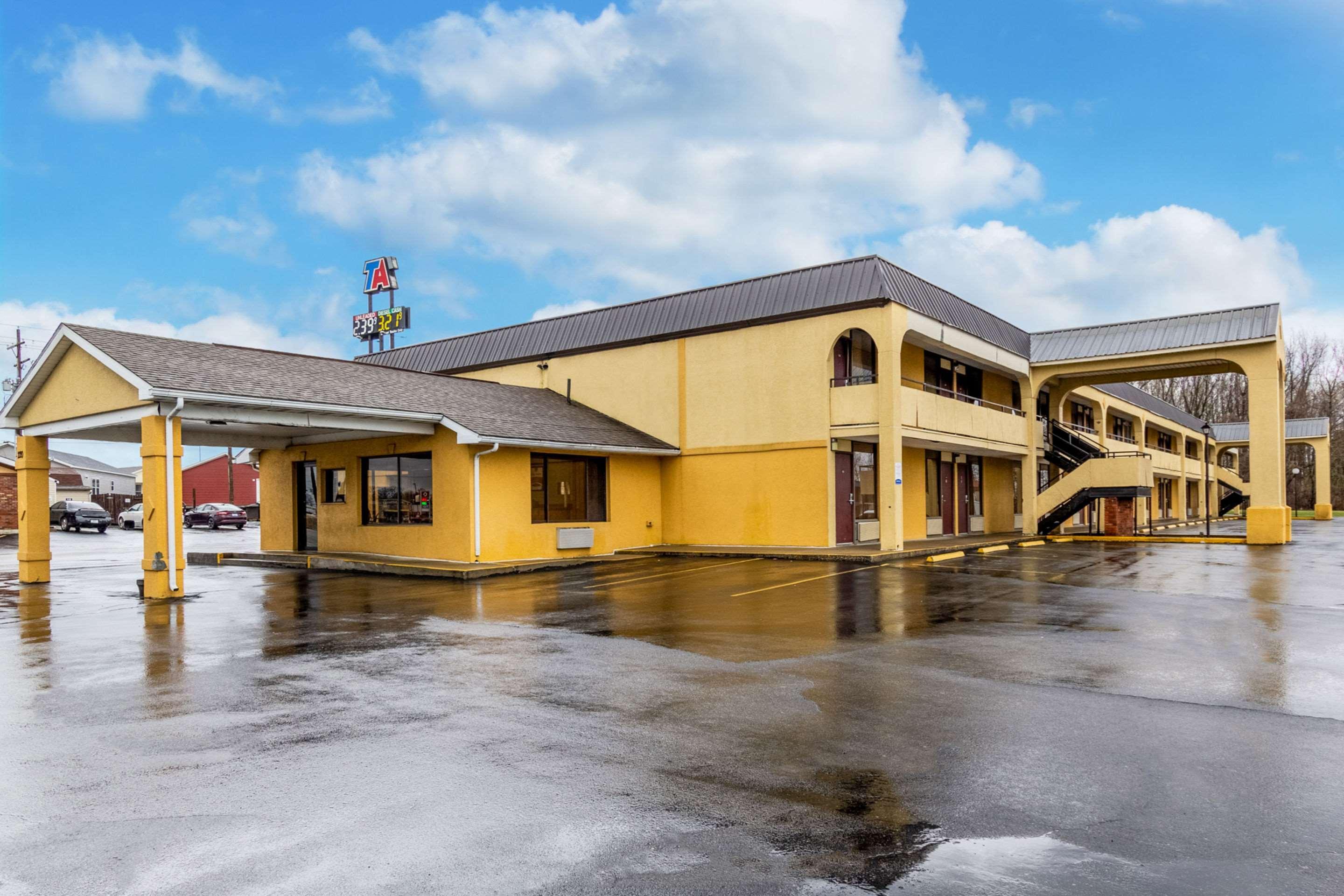 Econo Lodge Seymour Bagian luar foto