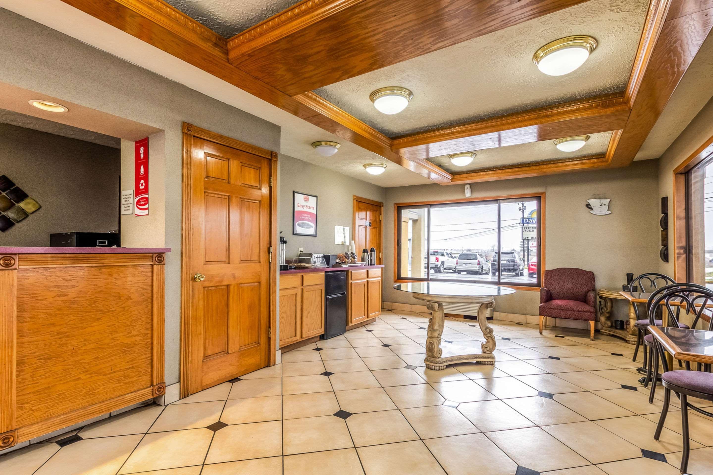 Econo Lodge Seymour Bagian luar foto