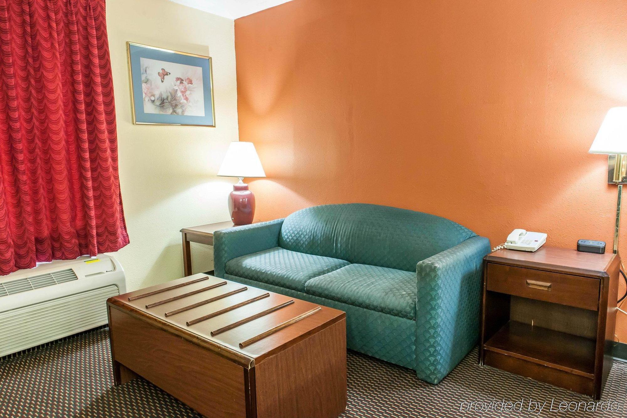 Econo Lodge Seymour Bagian luar foto