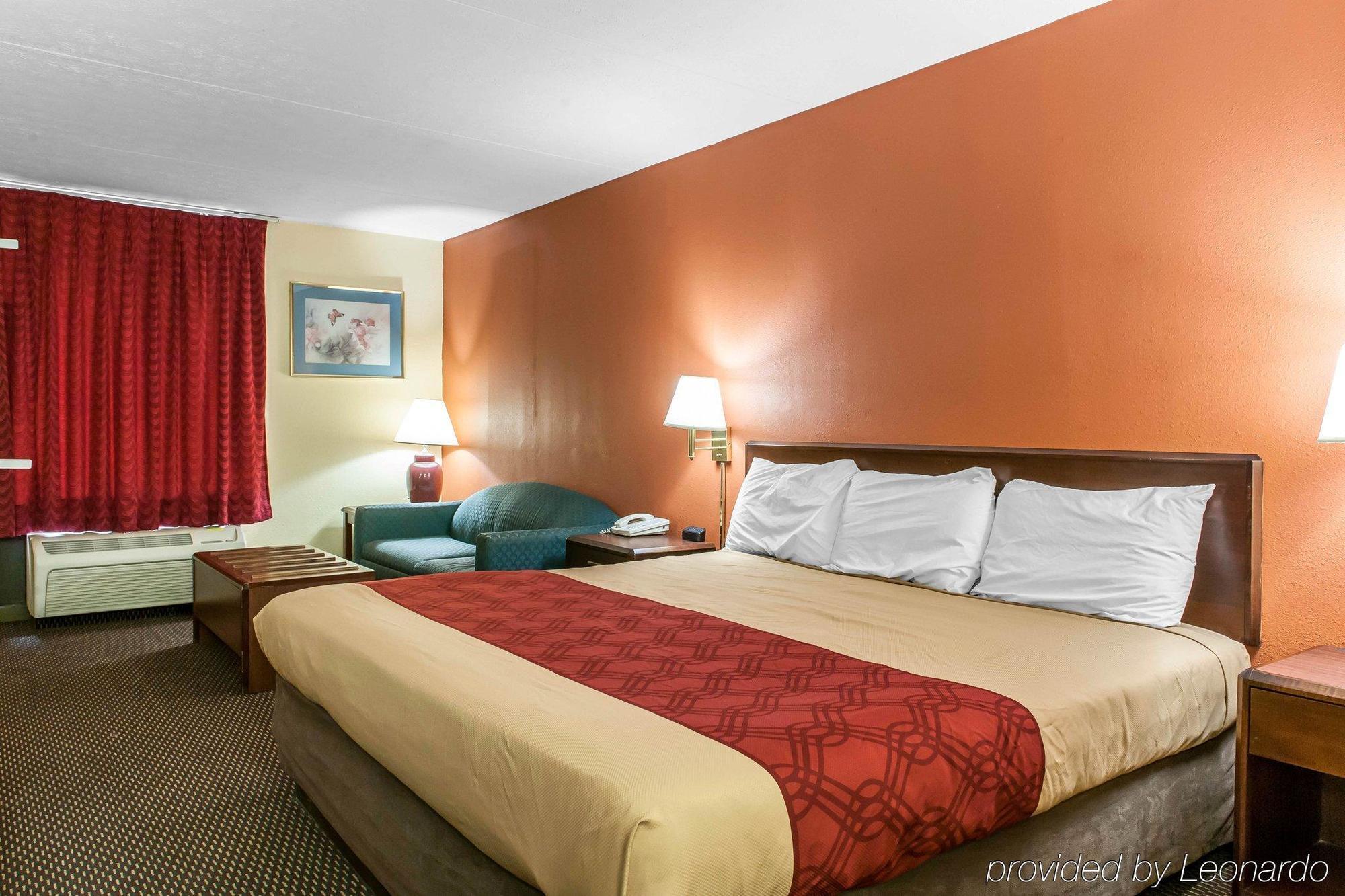 Econo Lodge Seymour Bagian luar foto