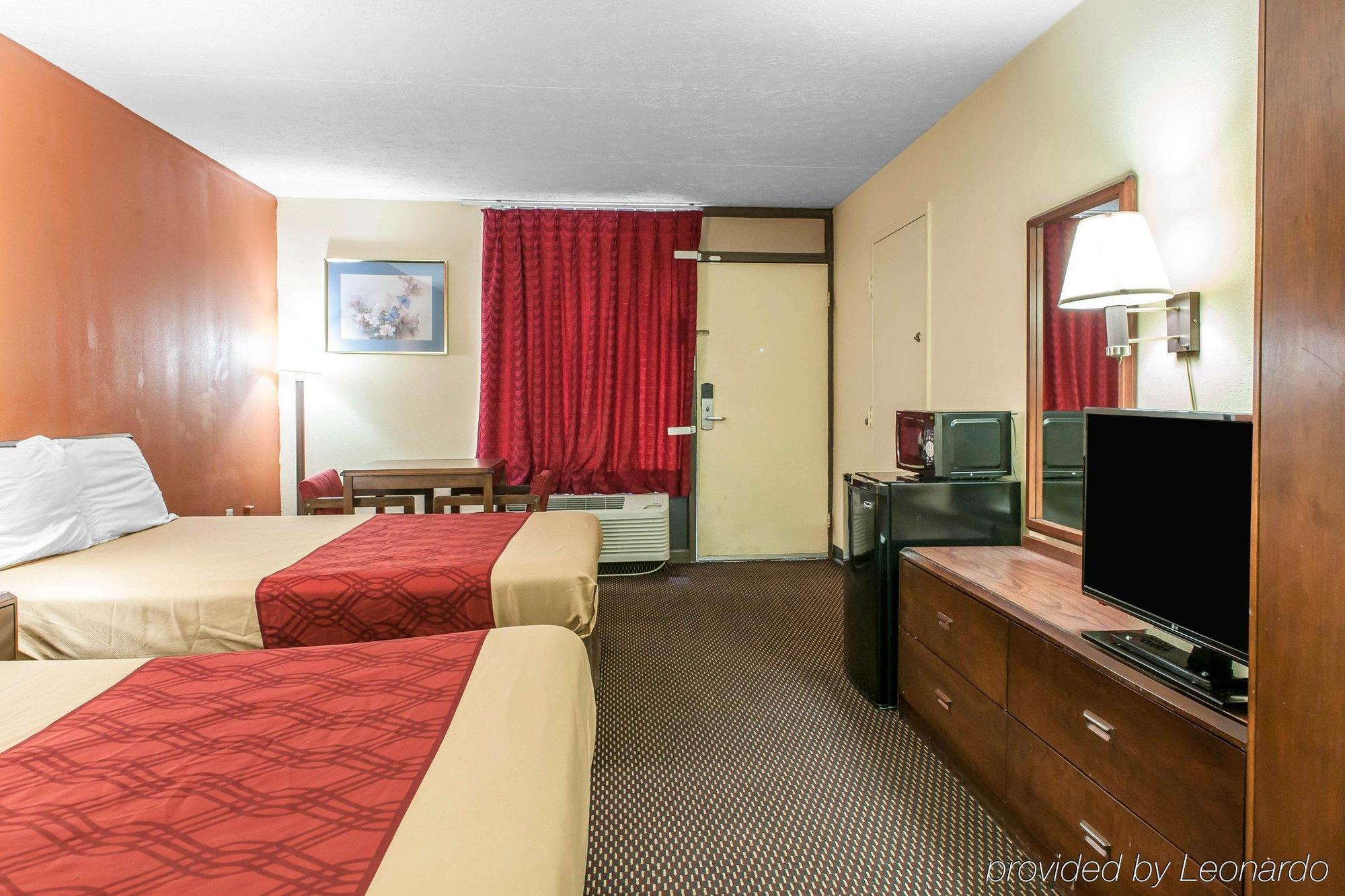 Econo Lodge Seymour Bagian luar foto
