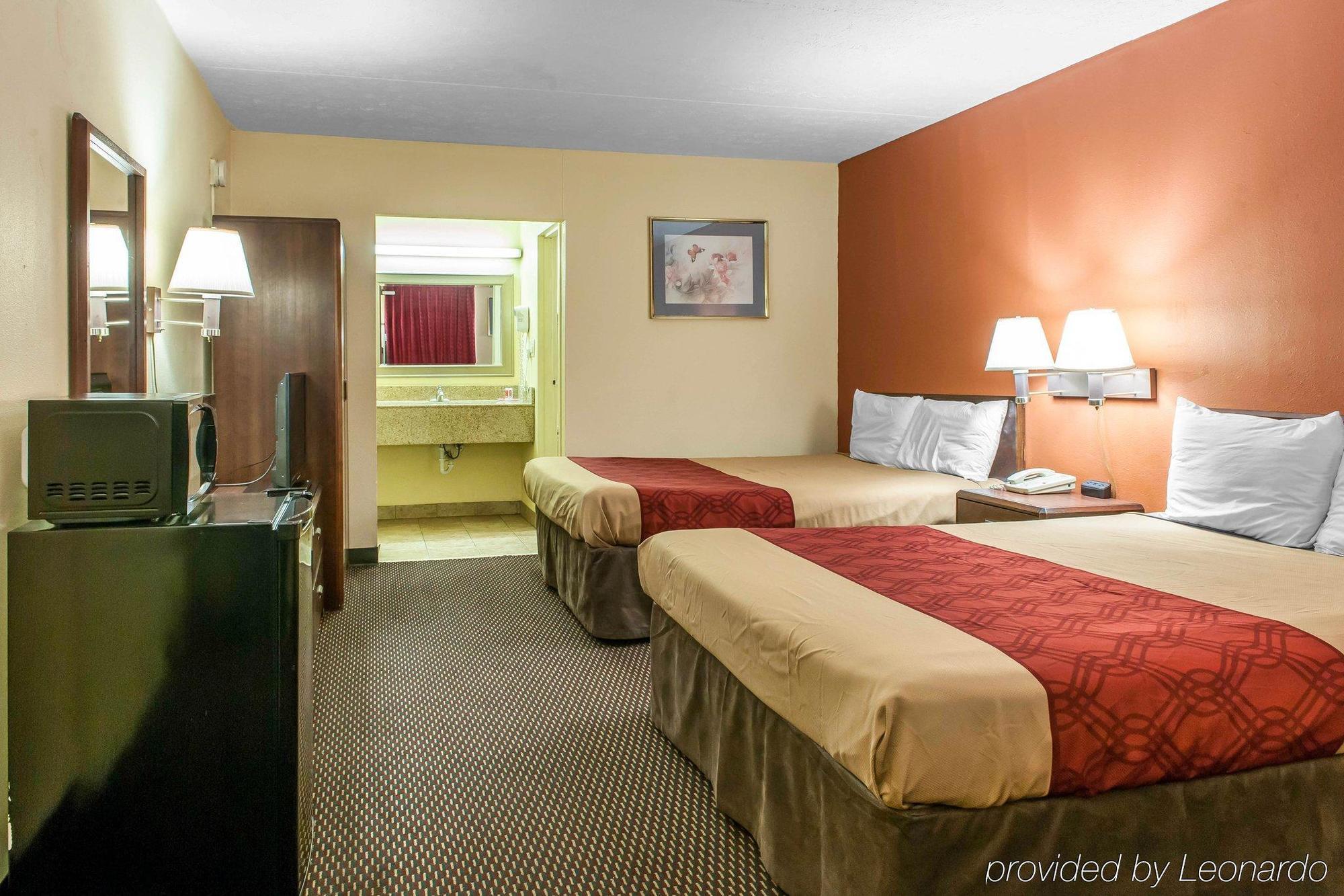 Econo Lodge Seymour Bagian luar foto