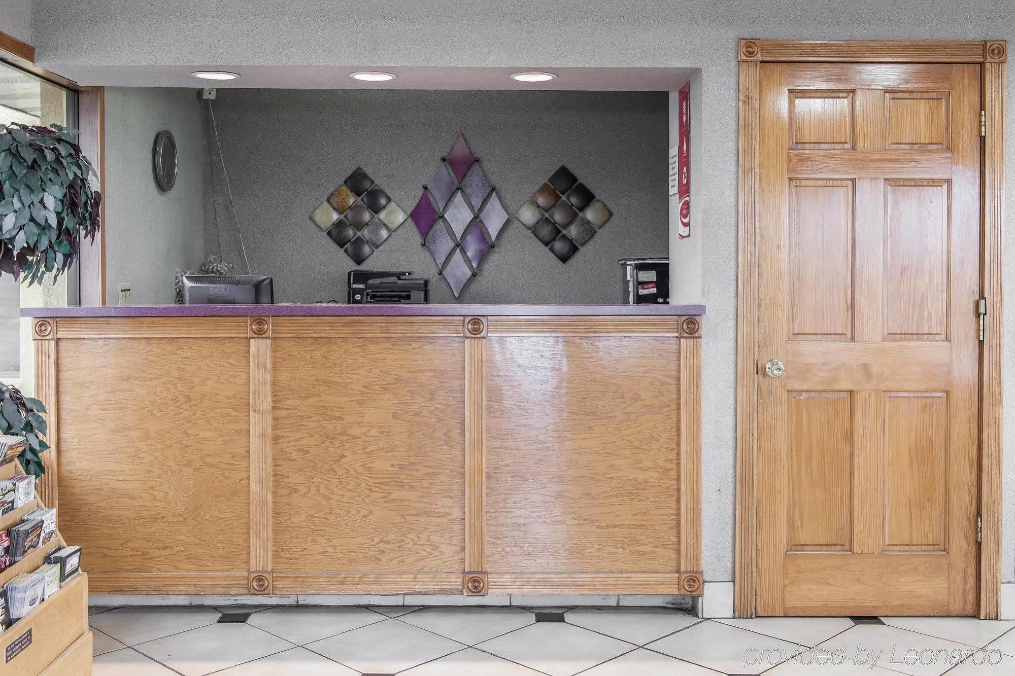 Econo Lodge Seymour Bagian luar foto