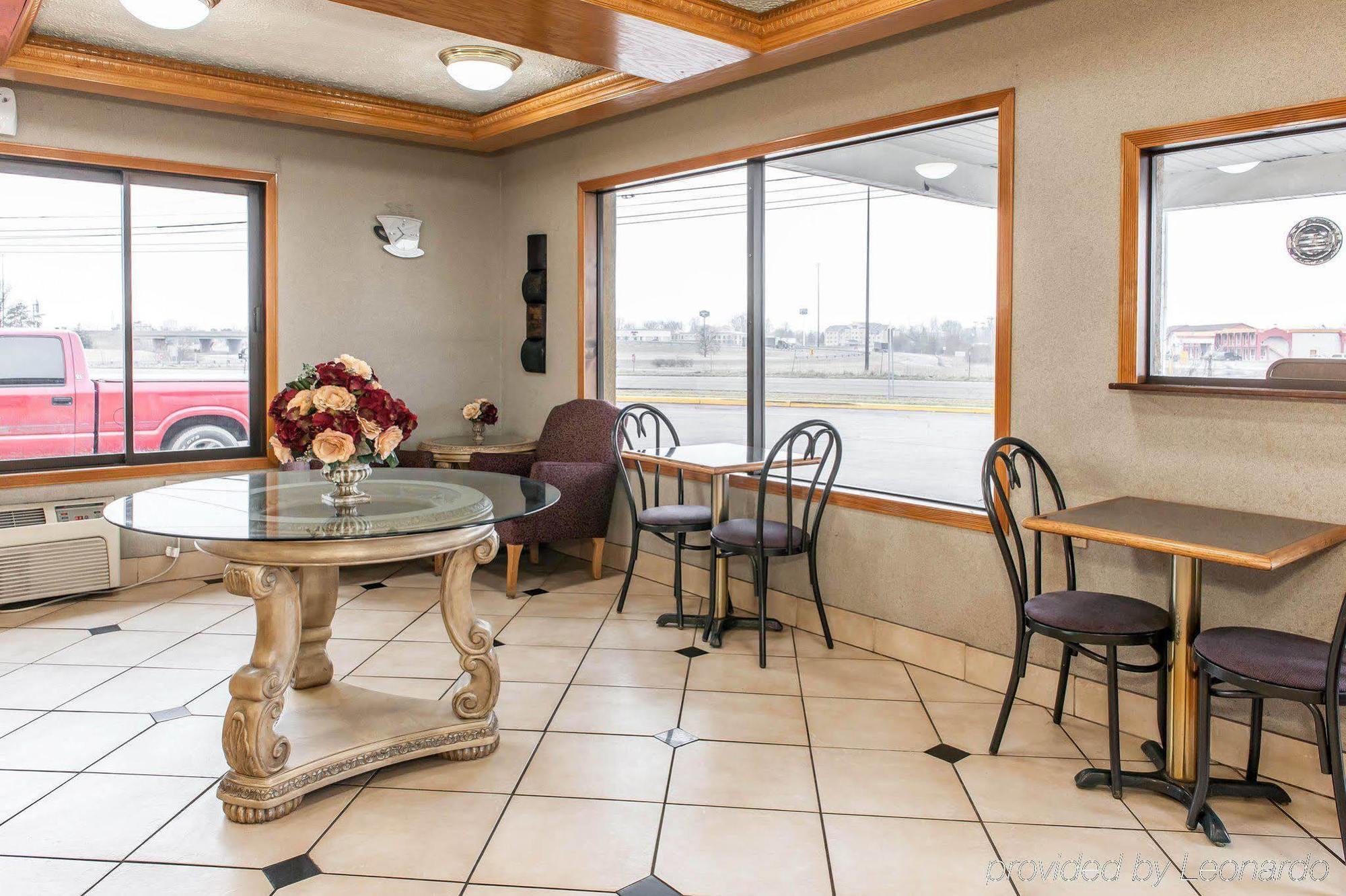 Econo Lodge Seymour Bagian luar foto