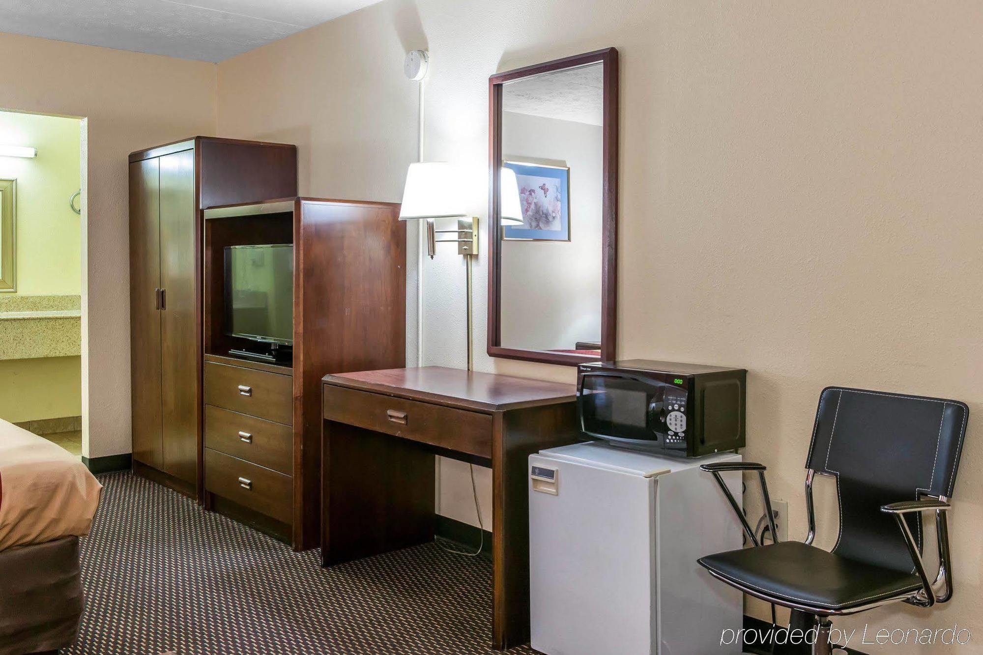 Econo Lodge Seymour Bagian luar foto