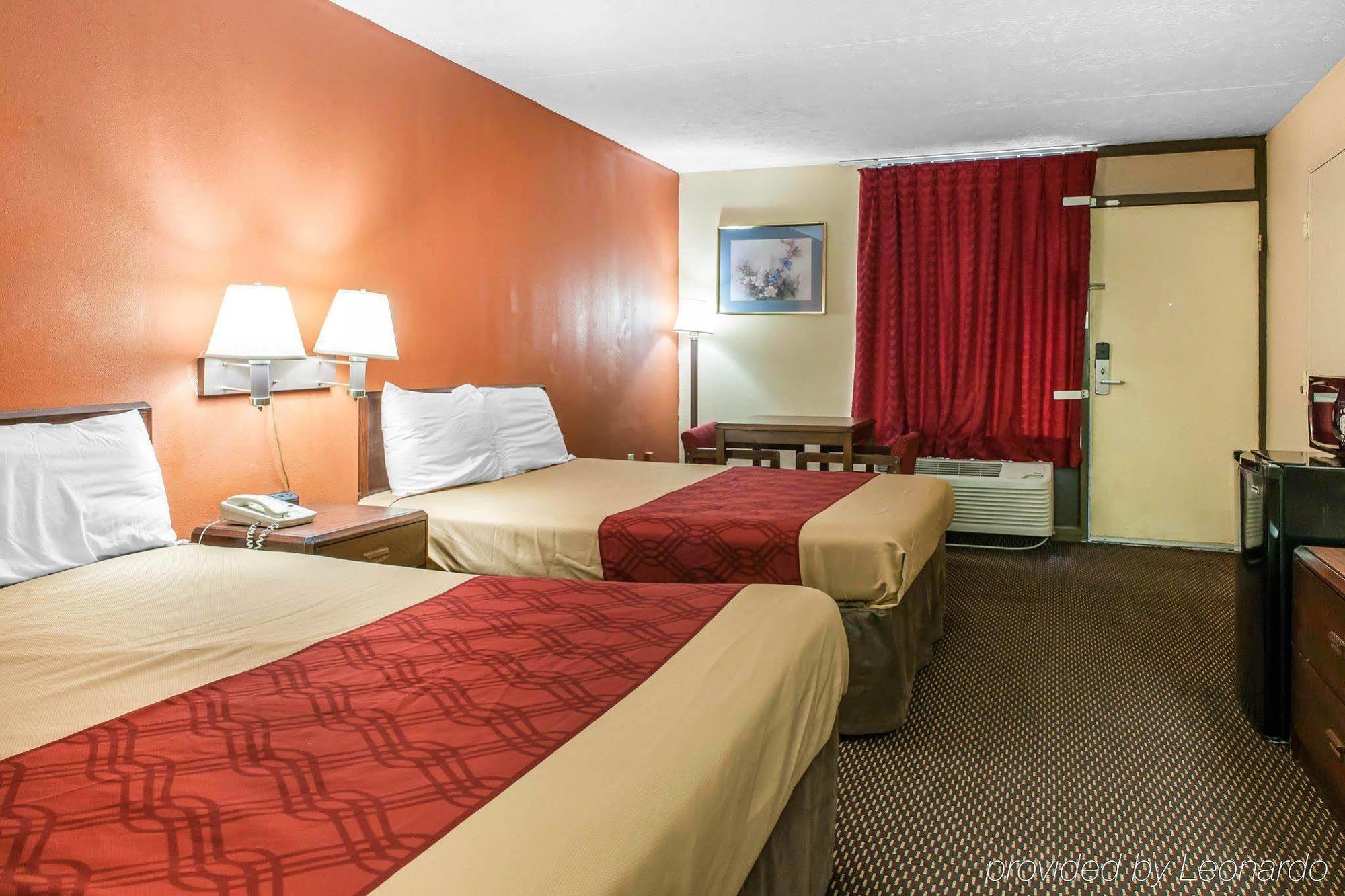 Econo Lodge Seymour Bagian luar foto