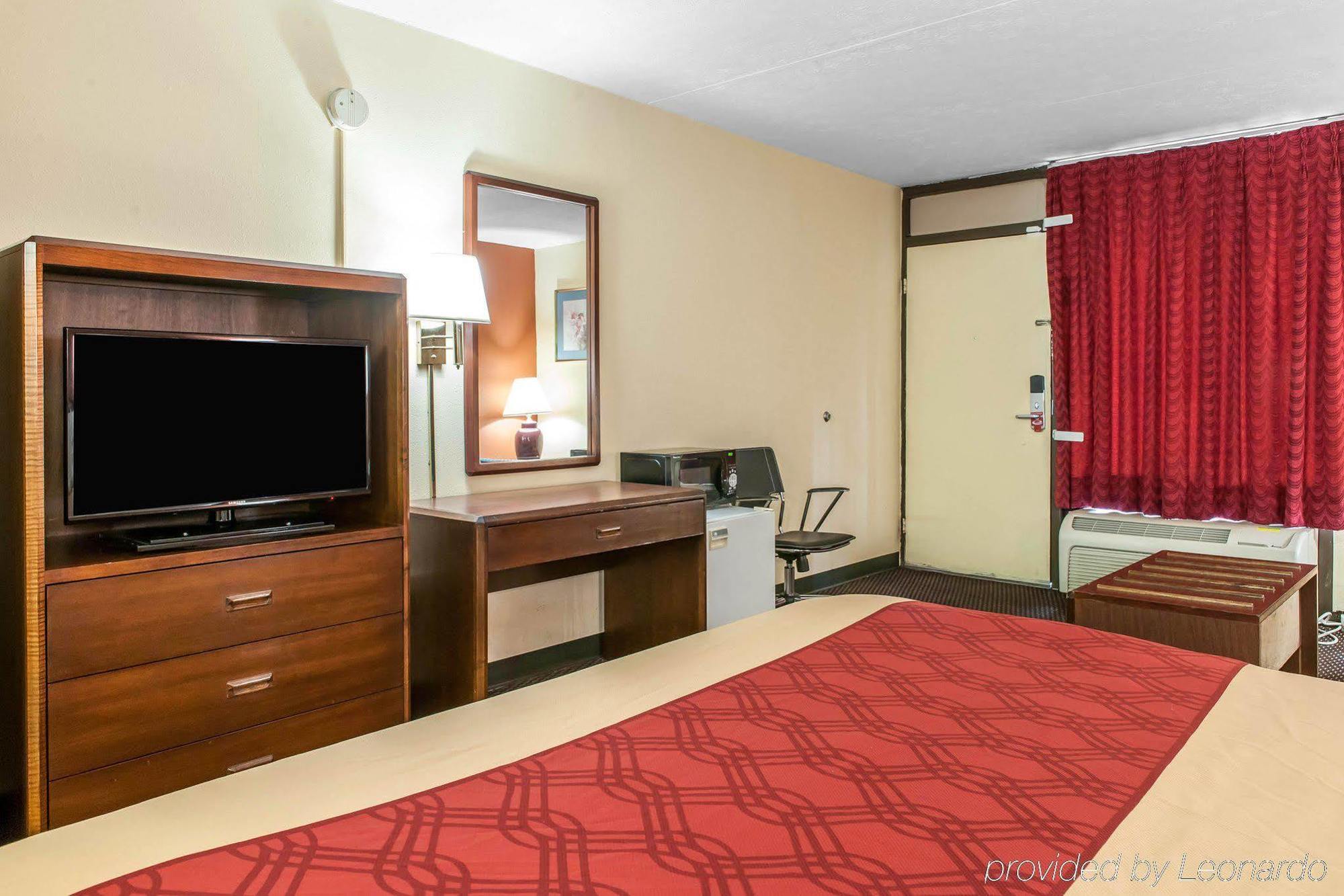 Econo Lodge Seymour Bagian luar foto